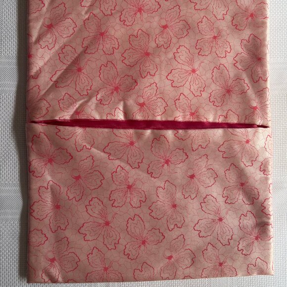 Shocking pink Schiaparelli stocking holder, perfect condition - Picture 2 of 2